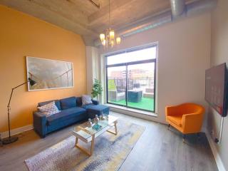 Luxury 3BR Spacious Suite Sleeps 8 Guests with Patio, Skyline View, Optional Parking and Gym Access Near McCormick Place and Lakefront - Chicago - 9