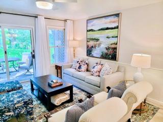 This Charming 2 bed condo is next to downtown Saugatuck and includes a pool! - Saugatuck - 9