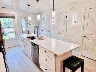 This Charming 2 bed condo is next to downtown Saugatuck and includes a pool! - Saugatuck - 6