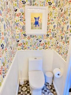 This Charming 2 bed condo is next to downtown Saugatuck and includes a pool! - Saugatuck - 3