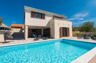 Villa Meadow with swimming pool - Budak - 0
