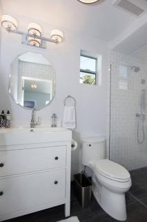 Beautiful renovated studio close to ocean! - 9