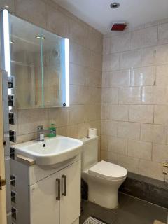 Flat Close To Leagrave Station & Luton Airport - Luton - 0