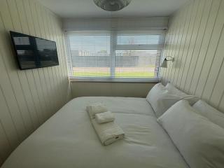 Beautifully appointed 2 storey chalet with access to outdoor swimming pool - 5 minute stroll to miles of sandy beach - Near to the Norfolk Broads & Great Yarmouth - 7