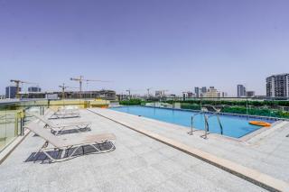 1 BR Apt, Miracle Garden with RoofTop Pool, King Bed, Gym,100mbps - Dubai - 5