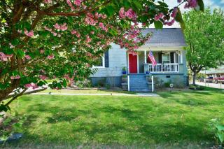 Downtown Retreat, Minutes from Main Street with Fenced in Backyard - Greenville - 0