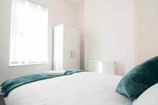 4 bed house parking Wi-Fi garden - 9