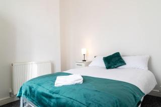 4 bed house parking Wi-Fi garden - 8