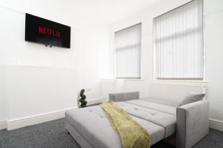 4 bed house parking Wi-Fi garden - 6