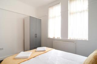 4 bed house parking Wi-Fi garden - 2