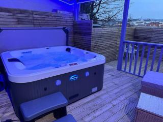 Luxury Hot Tub Retreat Derry City - 1
