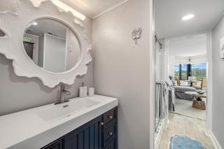 Newly Completely Renovated Beach Condo at Sunbird Resort! Free Beach Chair and Umbrella Service! by Dolce Vita Getaways! - Panama City Beach - 5