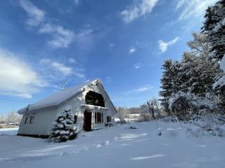 ただ眠るための宿じゃない 家族で雪と遊ぶ富良野の貸切スキーベース - 0