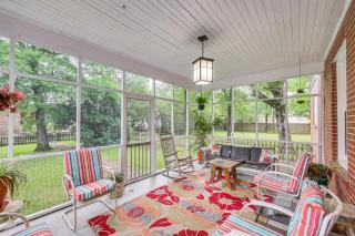 Delightful Retreat with Fireplace and Large Yard! - - 8