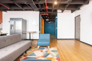 Económicas habitaciones amobladas en Medellín con oficinas, puesto de trabajo, cocina, baño y lavandería comunes Be Together by Roots Rentals TOG401y402 - 5