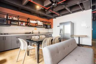Económicas habitaciones amobladas en Medellín con oficinas, puesto de trabajo, cocina, baño y lavandería comunes Be Together by Roots Rentals TOG401y402 - 8