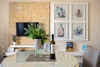 Aquarius Apartments - Beachside with Heated Pool - Vodice - 2
