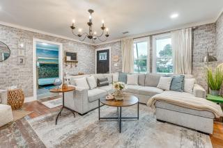 Walk to Boat Ramp Newly Remodeled Seadrift Home! - Seadrift - 9
