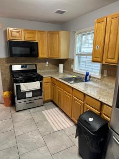 Fidelia Crystal Room, Queen Bed minutes from Newark Liberty International Airport and Newark Penn Station - Irvington - 1