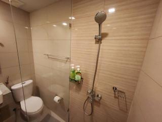 BGC Uptown Parksuites King Bed with Balcony Sunset and City View - 9