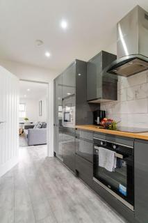 Bridge Court by Sterling Edge Apartments - Luxury Aparthotel - Stylish 1-bed Apartments - Balcony with Canal View or Private Garden - Free Parking - 4