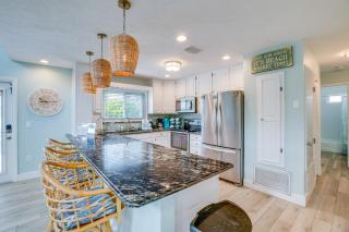 Golf Cart included, 3 houses from the beach with private heated pool & spa - Holmes Beach - 1