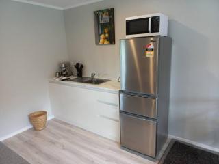 Cute, new two bedroom cottage with shared pool - 4