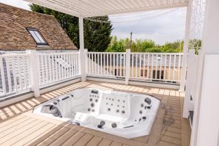 The Manor at Minstrel Court with Hot Tub - Cambridge - 4