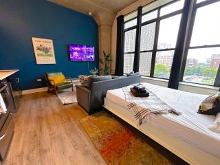 Elegant Studio South Loop Suite with Optional Parking and Gym Access Walk to McCormick Place & Field Museum - 7