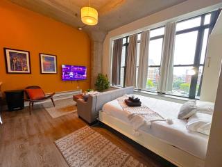 Luxury Studio Apartment with Optional Parking and Gym Access Near McCormick Place, Chinatown and Soldier Field - 4