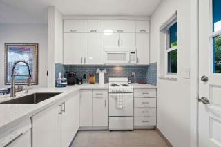 Condo by the Beach King Bed Lush Patio w BBQ Breakers Key Six H0MES - Fort Lauderdale - 3