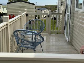 'Anatole' N7 - Caravan with central heating & free wi-fi and with lockable gated decking - Tunstall - 4