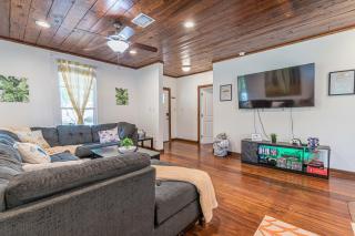 Free parking, Walk to Botanical Garden, PS4, Grill, Private fenced backyard, Pets allowed - San Antonio - 5