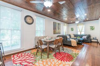 Free parking, Walk to Botanical Garden, PS4, Grill, Private fenced backyard, Pets allowed - San Antonio - 6
