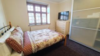 Luxury London House Sleeps x 16, Free Parking, Free Wifi, Garden Patio, Close to tube line easy access to Central London - Ilford - 9