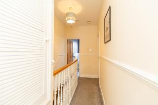 Newcombe - Sleeps Up to 8 - Close to Northampton Town Centre & Train Station - Fast Wifi, Free Parking, SmartTV with Netflix by Centro Stays - 1