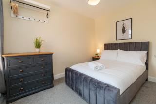 Newcombe - Sleeps Up to 8 - Close to Northampton Town Centre & Train Station - Fast Wifi, Free Parking, SmartTV with Netflix by Centro Stays - Northampton - 5