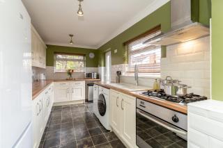 Newcombe - Sleeps Up to 8 - Close to Northampton Town Centre & Train Station - Fast Wifi, Free Parking, SmartTV with Netflix by Centro Stays - Northampton - 4