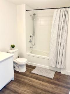 Modern Queen Room-Private Bathroom - 8