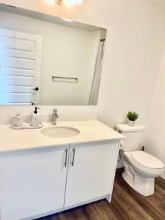 Modern Queen Room-Private Bathroom - 4