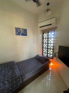 Eternal Sunshine Pod Room (Sea View Apartment) - Mumbai - 0