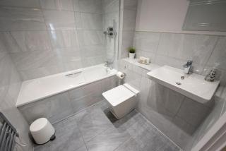 Modern,Bright and spacious 2 bed - 7