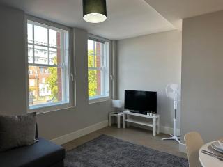 Bright, spacious 1 bedroom flat - 3