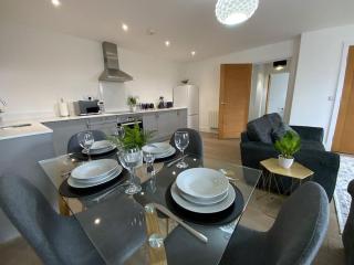 Modern 1 bedroom serviced apartment with garden - 0