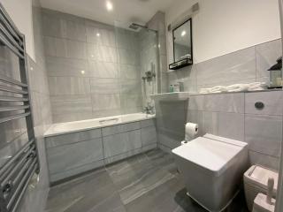 Modern 1 bedroom serviced apartment with garden - 9