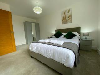 Modern 1 bedroom serviced apartment with garden - 8