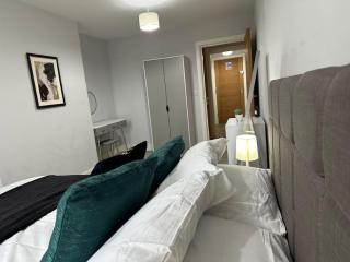 Spacious, bright, modern flat - Brentwood - 8