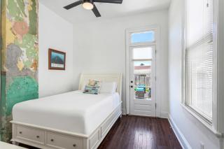 Private 2BR Condo in Uptown by Hosteeva - 7