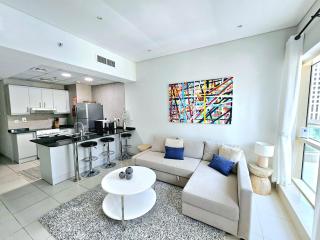 Poolside Beautifully presented 1 Bedroom near JBR Beach - Sleeps 4 - 9