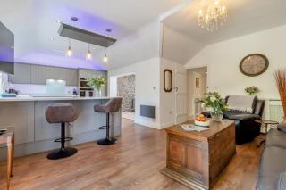 Tilly's, a two bedroom holiday retreat with hot tub and views of the pond - Barningham - 5
